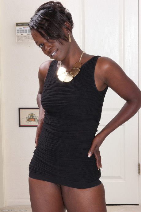 Alluring black MILF Sayanna Monroe displays her tasty black cunt up close - #8026