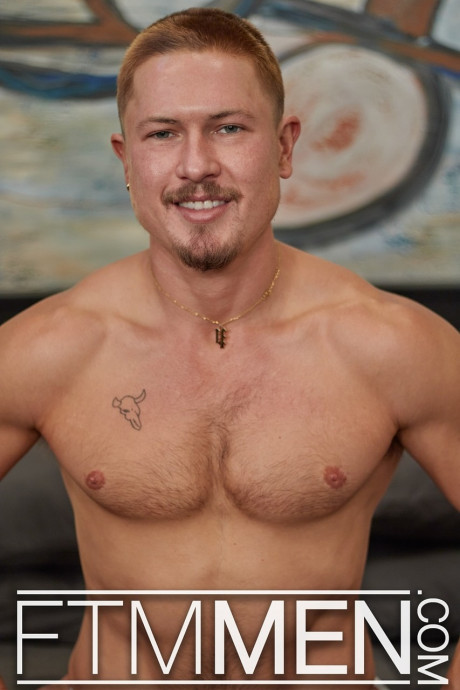 Muscular blondy Beaux James unveils his sexy body and masturbates