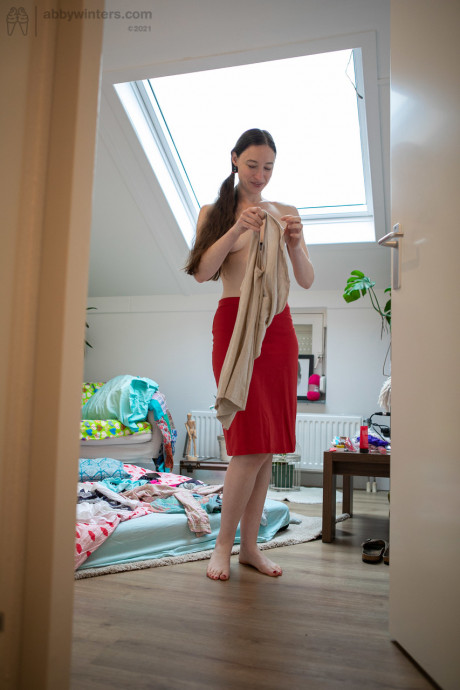 Australian amateur babe Zina B gets spied on while dressing in her room - #1545899