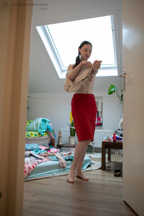 Australian amateur babe Zina B gets spied on while dressing in her room - #1545901