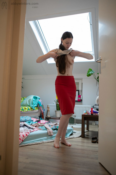Australian amateur babe Zina B gets spied on while dressing in her room - #1545902