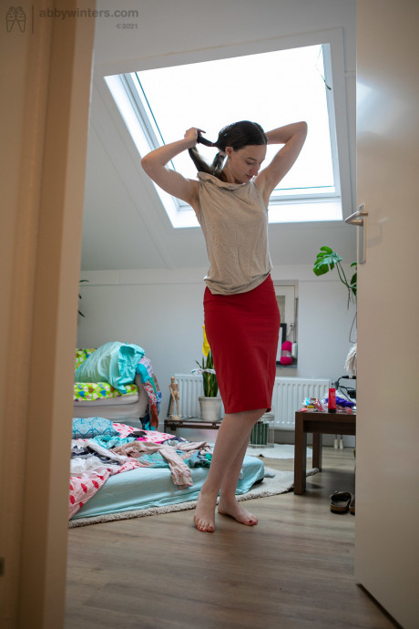Australian amateur babe Zina B gets spied on while dressing in her room - #1545903