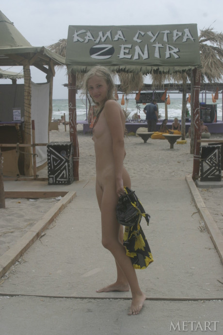 Amateur GF Luba B flaunts her undressed body on the sandy beach - #190742