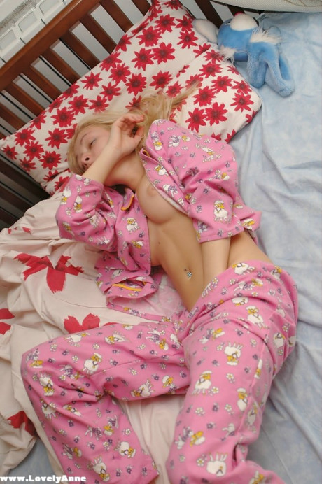 Natural blondy slips a hand down her pyjama bottoms to masturbate - #83295