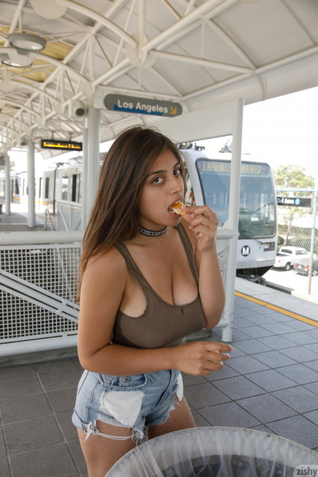 Amateur babe Ella Knox flashes her huge boobs and poses in public - #967418