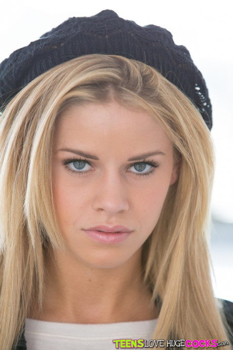 Cheeky blondie with small tits Jessa Rhodes prefers stripping - #1495293