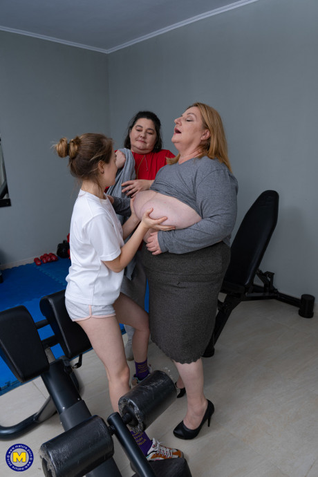 Little teen gets involved in a twat licking lesbian 3some with 2 old BBWs - #1459245