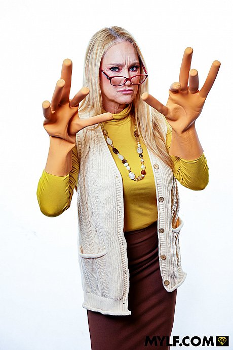 Chubby asian babe Suki Sin shows off her juicy boobies & fucks a hung guy - Image 6 of 21  in Ass category   featuring Alexia Anders, Wendy Raine, James Bang, Suki Sin, Leo Vice 