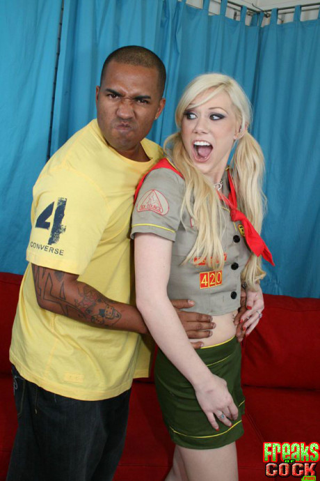 Cute yellow-haired Samantha Sin stripping off uniform to fuck a chunky dick - #1398311