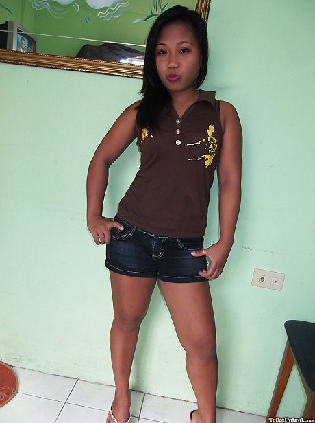 Filipina cutie Jo Ann Soriano strips naked and exposes her attractive tasty behind