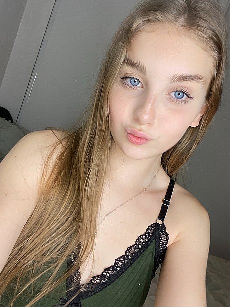 Sweet babe Lil Miss Laura shows off her giant butt while teasing in pretty panties - Image 4 of 10  in Babe category  