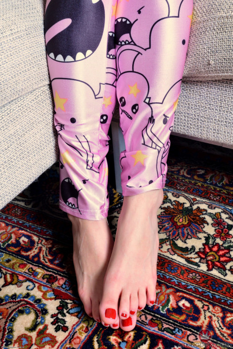 Amateur teenie Penelope Reed flaunts her feet & toes & strips to spread her twat - #128071