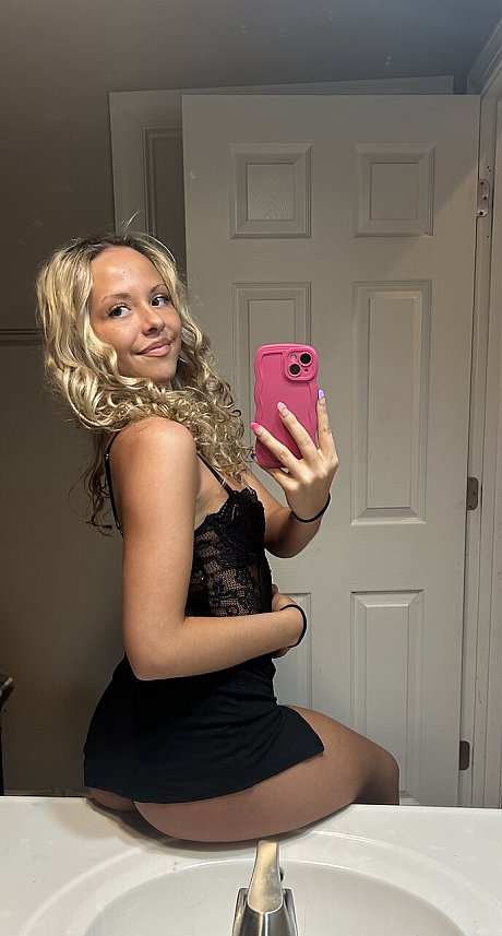 OnlyFans Teensy Mia featuring Teensy Mia XXX Images - Image 7 of 20  in Model category   featuring Teensy Mia 