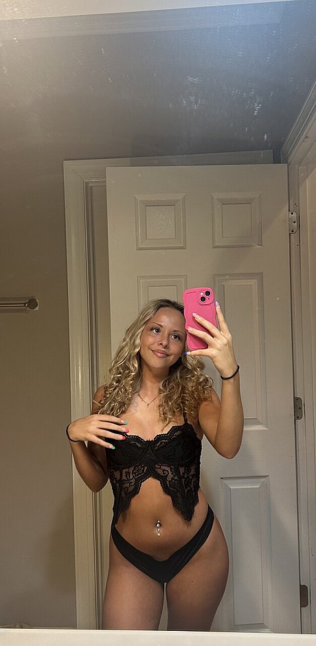 OnlyFans Teensy Mia featuring Teensy Mia XXX Images - Image 11 of 20  in Model category   featuring Teensy Mia 