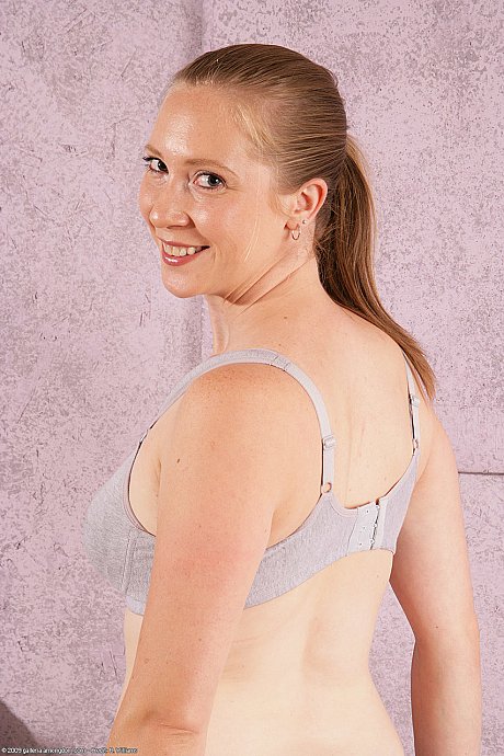 Cute amateur skank gf chick Scarlett shows her big boobies and spreads her bush - Image 5 of 20  in Pussy category   featuring Scarlett 