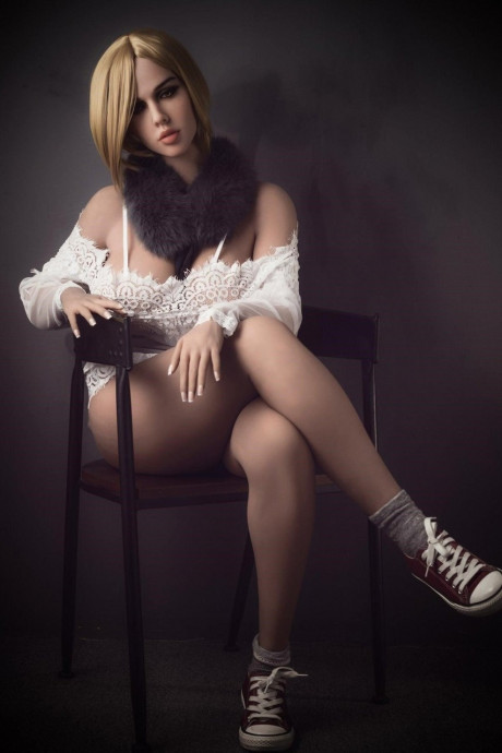 Curvy sex doll Brooke unveiling her monster ass and boobies in a solo - 13 of 21  Sex Doll  