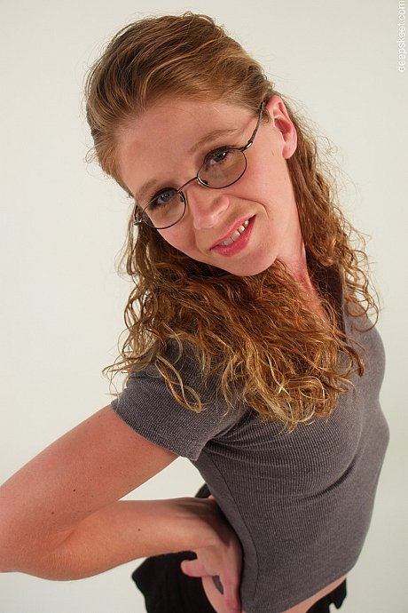 Nerdy pornstar cuckolds her pretty man with a ebony bull in IR action - Gallery #4085