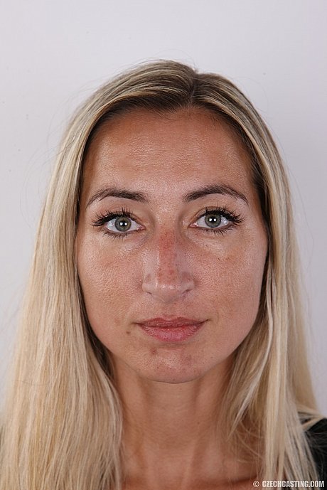 Blondy amateur with firm boobies undresses for nude modeling gig - Image 1 of 20  in Close Up category   featuring Daria 