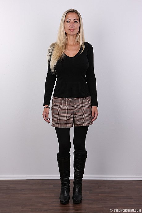 Blondy amateur with firm boobies undresses for nude modeling gig - Image 2 of 20  in Close Up category   featuring Daria 