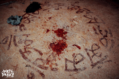 Body modifiers leave a pool of blood on the floor after having sex - #620012