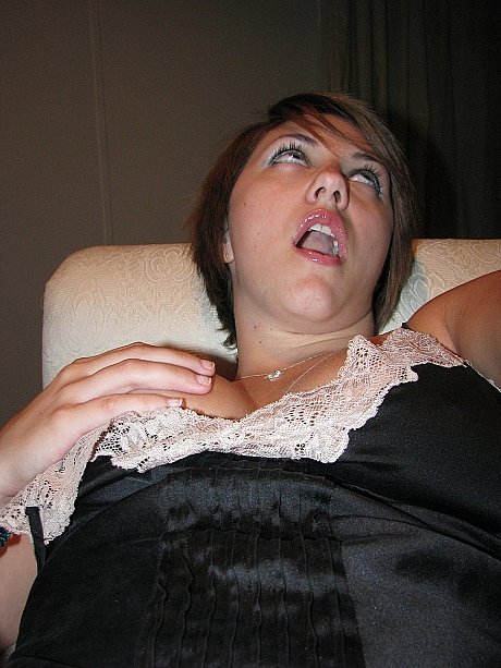 Horny amateur babe Dee flaunts her hot natural melons and poses on a couch - Image 2 of 20  in Babe category   featuring Dorothy Burk 
