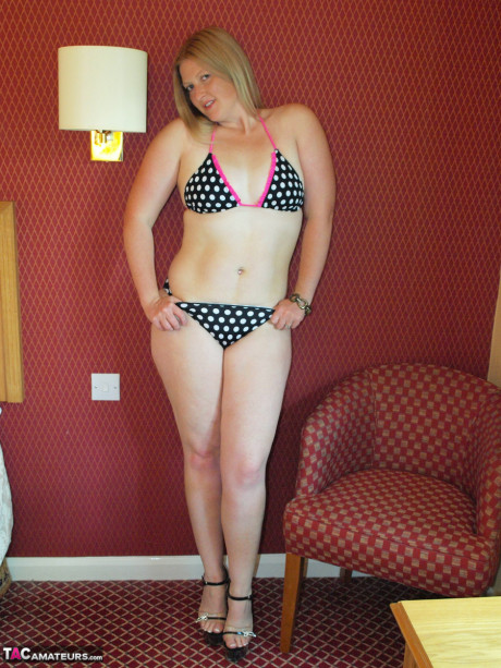 Amateur bitch girl girl Samantha takes off a polkadot bikini to stand naked in heels - #653252