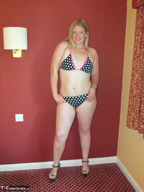 Amateur bitch girl girl Samantha takes off a polkadot bikini to stand naked in heels - #653254