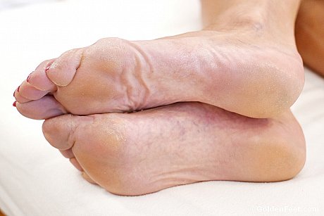 Old bitch toys her shaved twat on a bed then gives a POV handjob - Image 5 of 10  in Pussy category  